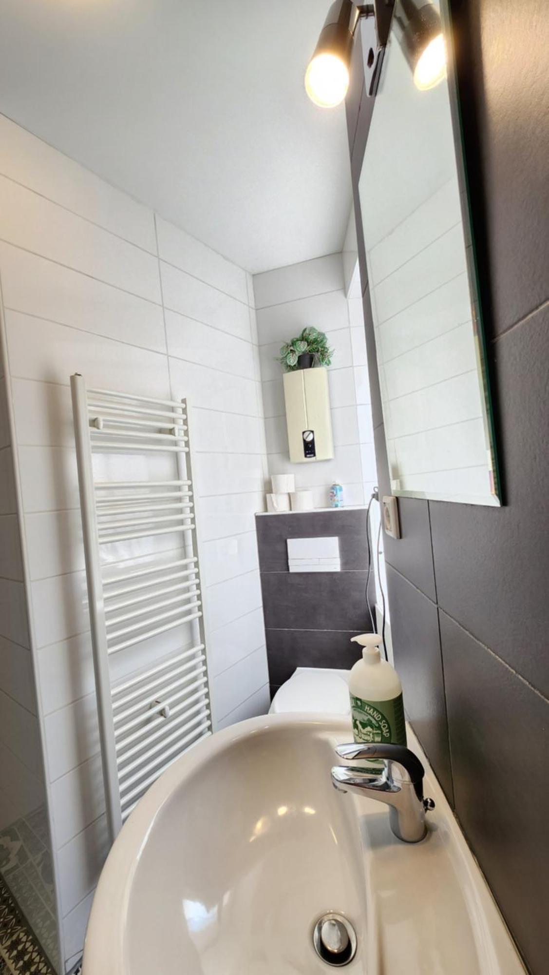 Zentrum Orchidee, 5min Vom Hbf, Düsseldorf Messe Und Flughafen 35 Min * Duisburg